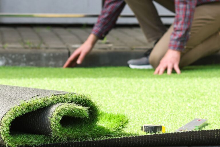 Repairing artificial turf by seaming in a fresh section