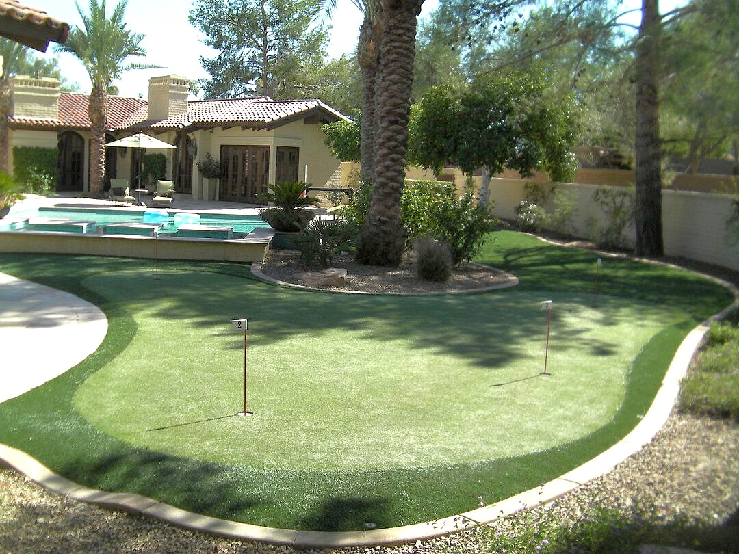 Backyard synthetic putting green built by Turfscapes of Arizona in Phoenix