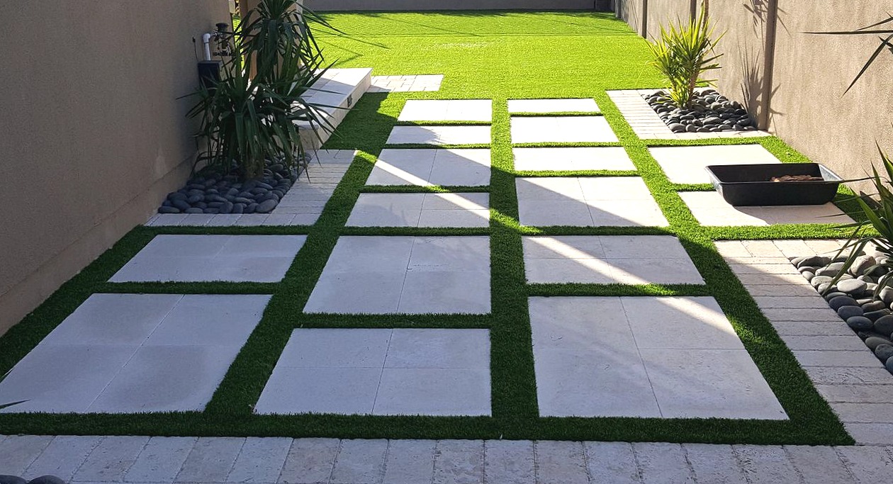 Synthetic grass Scottsdale, AZ with limestone paver steps